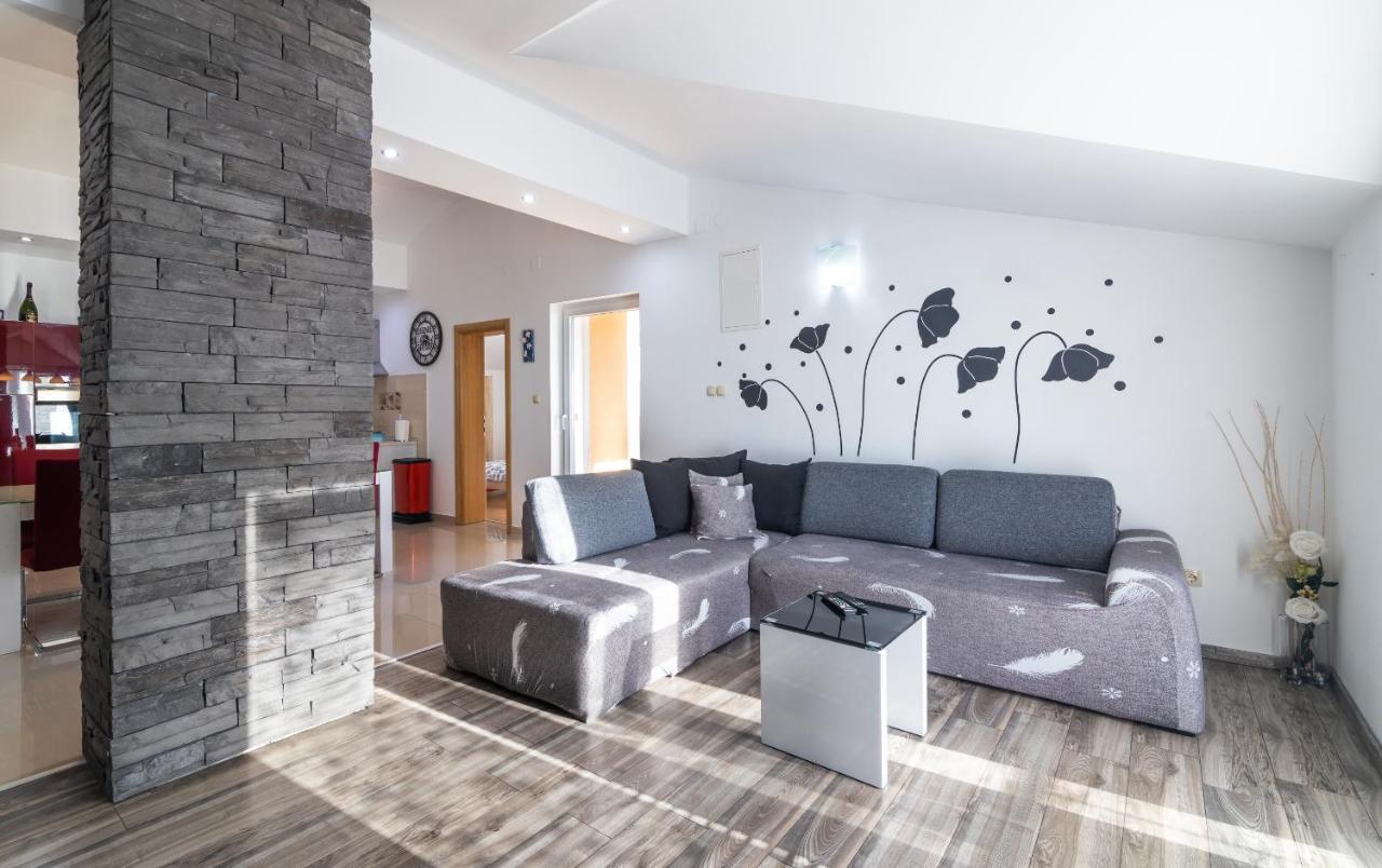 Apartments Lucia Senj Сень Экстерьер фото